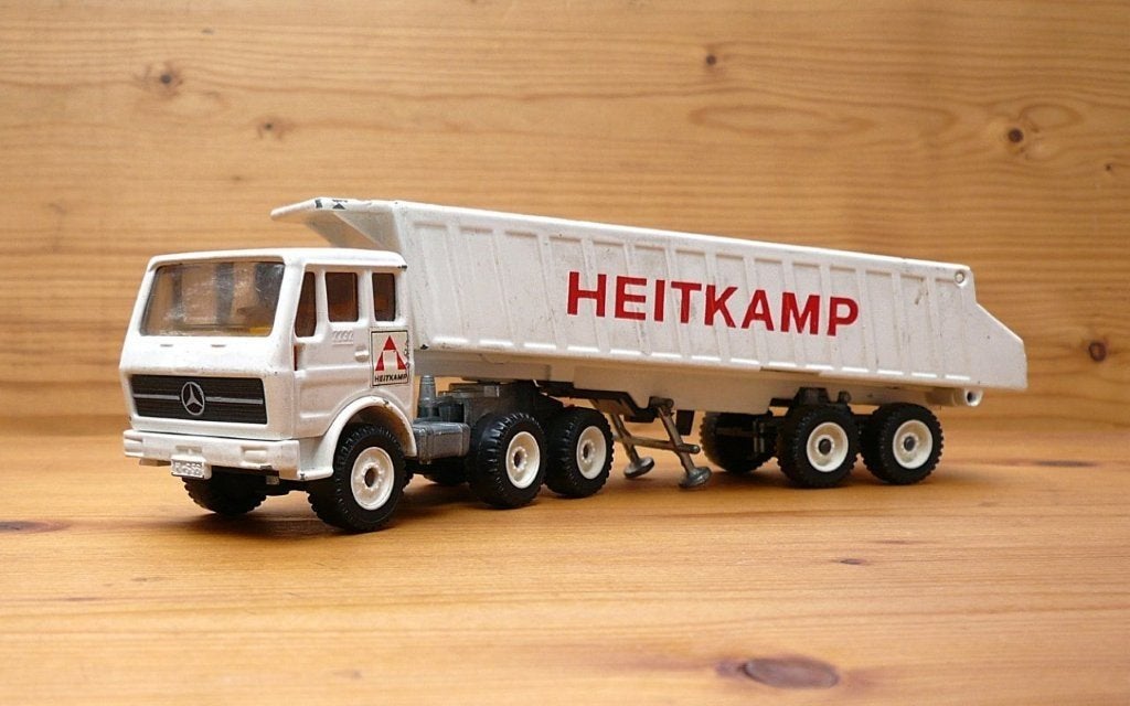 Siku 2919 Mercedes SK + kiepoplegger Heitkamp. 1/55., Ophalen of Verzenden, Gebruikt, Bus of Vrachtwagen, SIKU