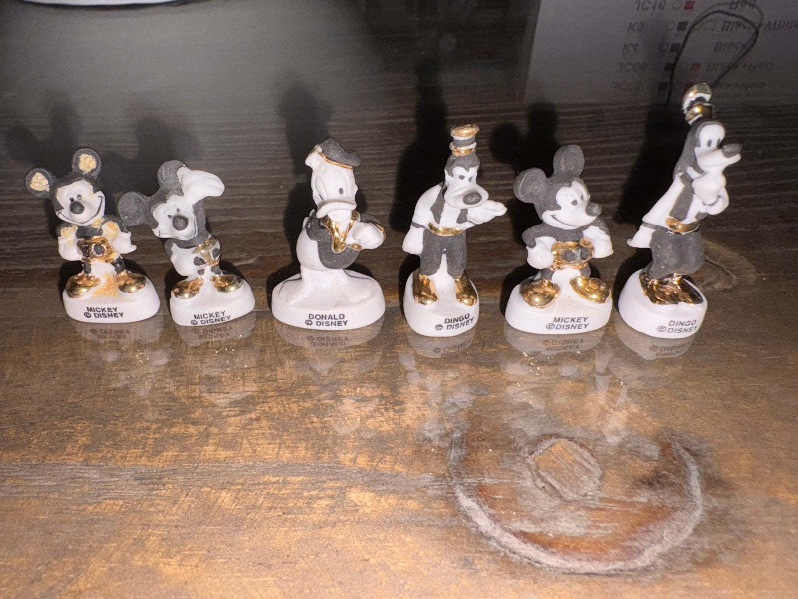 Disney porseleinen beeldjes - 1 beschadigd, Verzamelen, Ophalen of Verzenden, Mickey Mouse, Gebruikt, Beeldje of Figuurtje