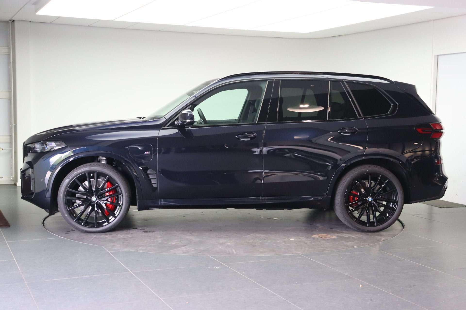 BMW X5 xDrive50e M Sport Automaat / Panoramadak / M Multifun, Auto's, Automaat, 2395 kg, Zwart, Leder