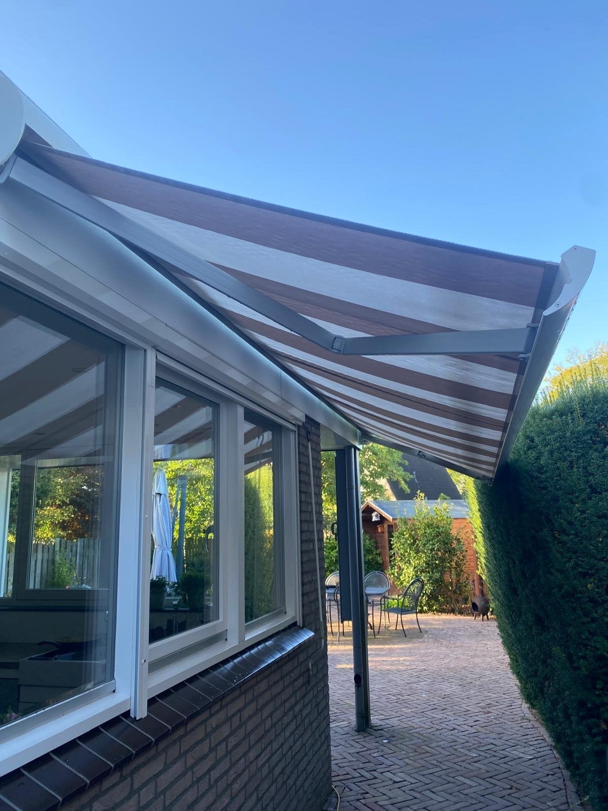 Knikarmscherm 5m breed, 2m uitval, elektrisch, Tuin en Terras, Ophalen, 450 cm of meer, Elektrisch, Zo goed als nieuw