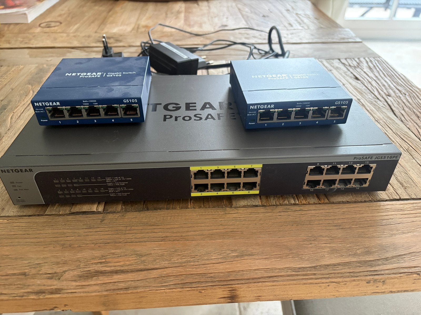 Netgear 16 poort switch waarvan 8 POE en 2* 5 poort switches, Computers en Software, Ophalen, Zo goed als nieuw