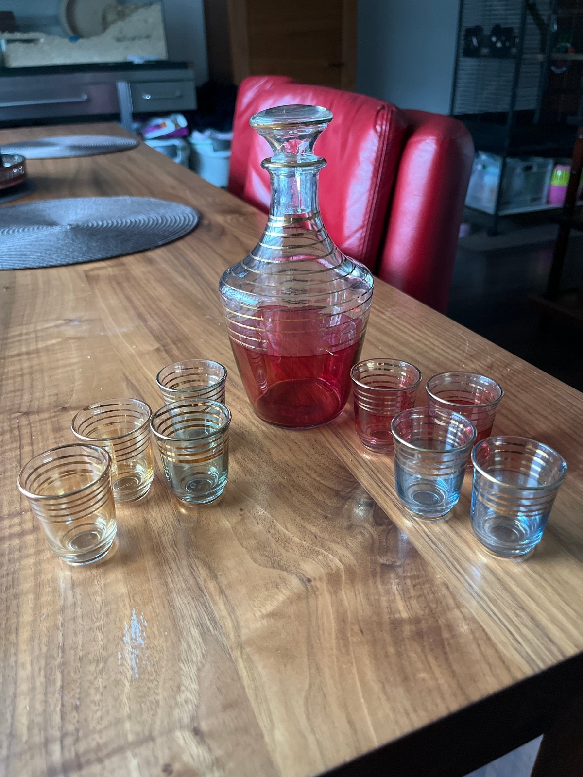 Vintage karaf met 8 borrelglaasjes - Goudkleurige accenten, Ophalen of Verzenden