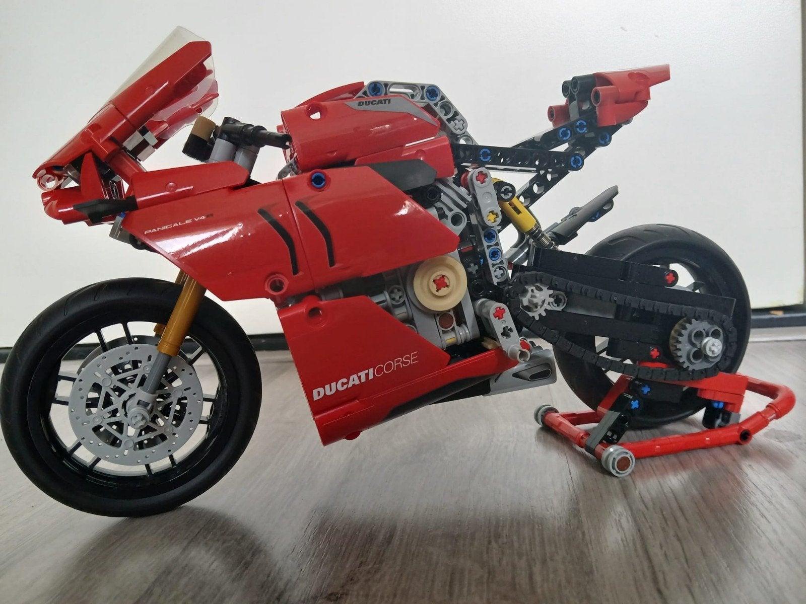 Lego Technic Ducati Panigale V4R 42107, Kinderen en Baby's, Speelgoed | Duplo en Lego, Gebruikt, Lego, Ophalen of Verzenden, Inclusief extra onderdelen