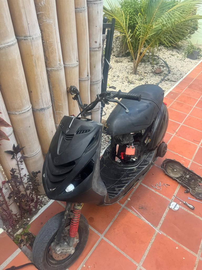GEZOCHT!! piaggio zip 2t-4t lees beschrijving!!!, Fietsen en Brommers, Ophalen, Zo goed als nieuw, Tweetakt, Zip