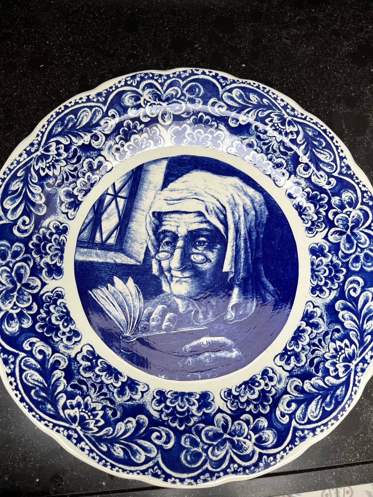 Delfts blauw Boch wandbord - De Oude Visser, Antiek en Kunst, Antiek | Wandborden en Tegels, Ophalen of Verzenden