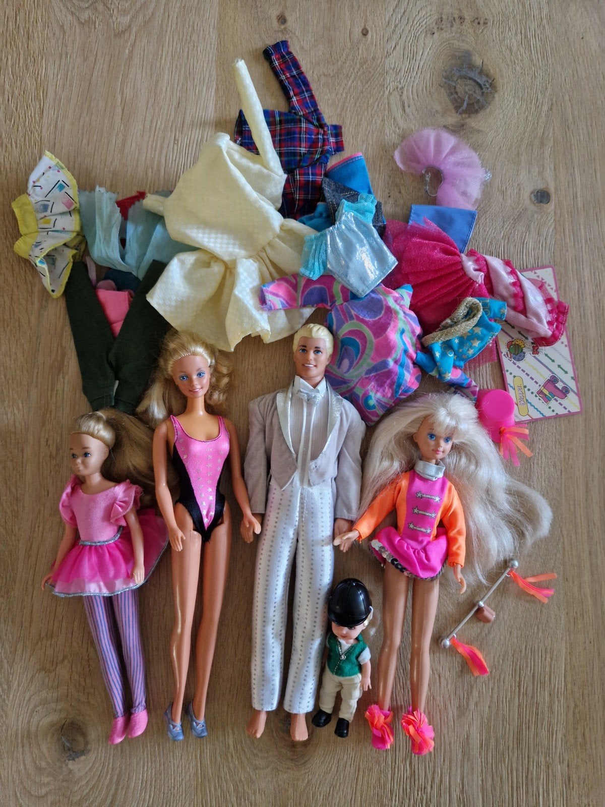 Barbiepoppen met wat kleertjes., Ophalen of Verzenden, Gebruikt, Barbie