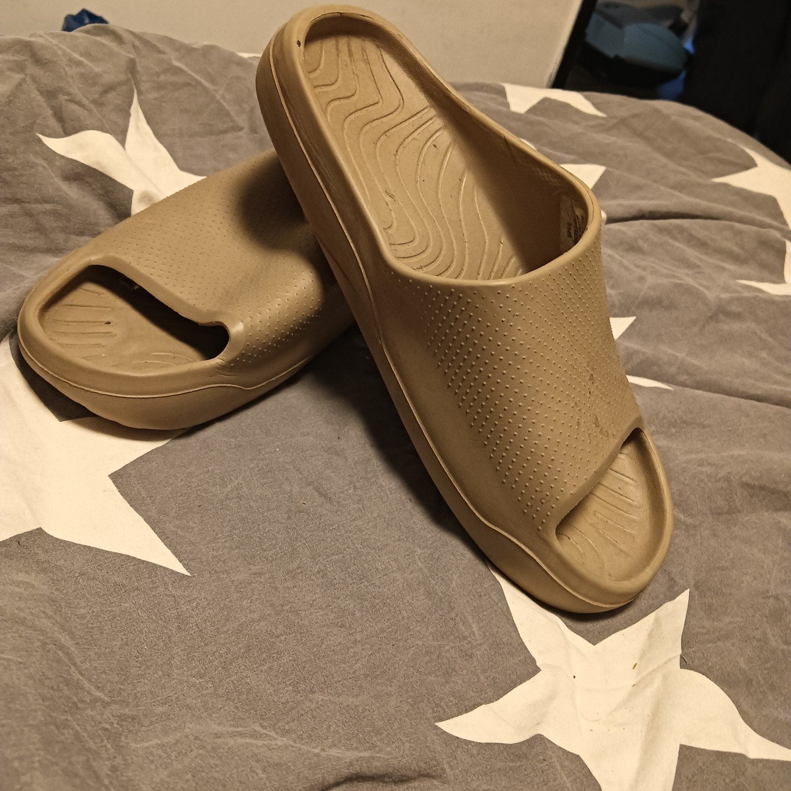 Zgan zandkleurige slippers maat 42, Kleding | Heren, Schoenen, Overige kleuren, Zo goed als nieuw, China, Ophalen