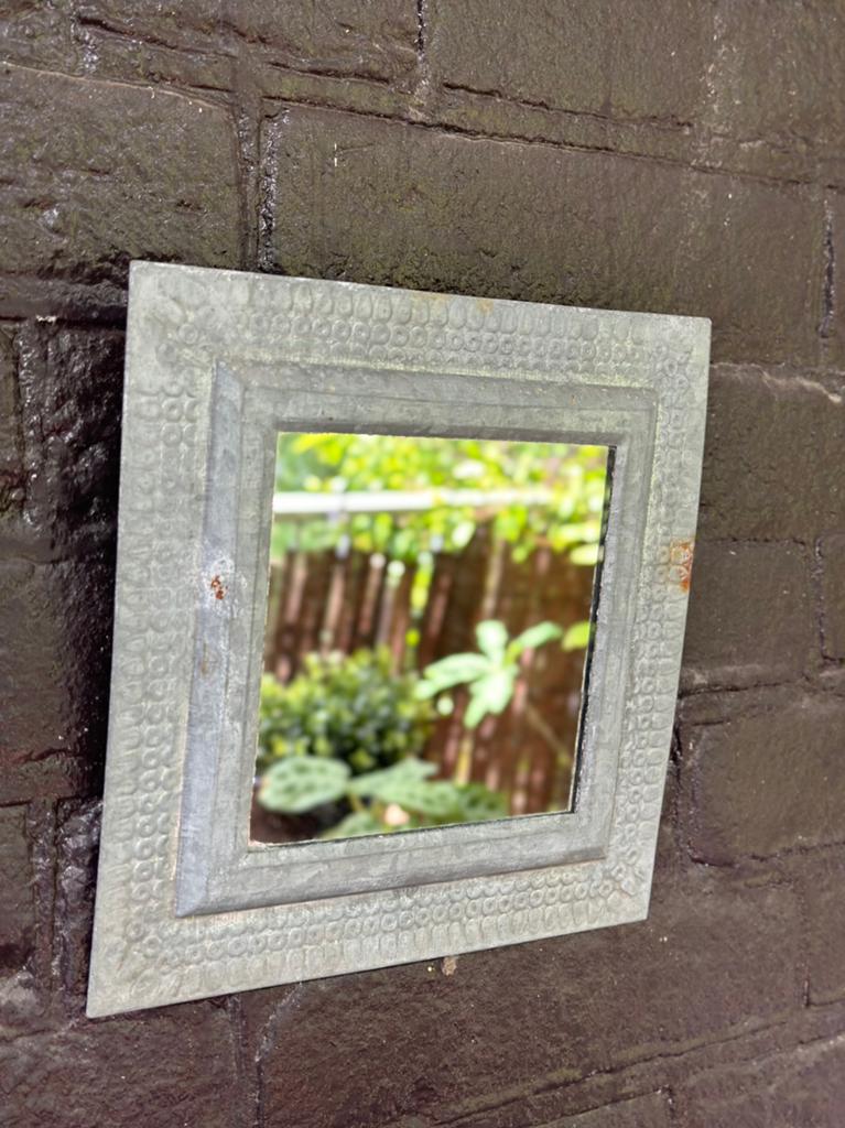 Kleine vintage spiegel / Small metal square wall mirror, Minder dan 50 cm, Vierkant, Ophalen of Verzenden, Zo goed als nieuw