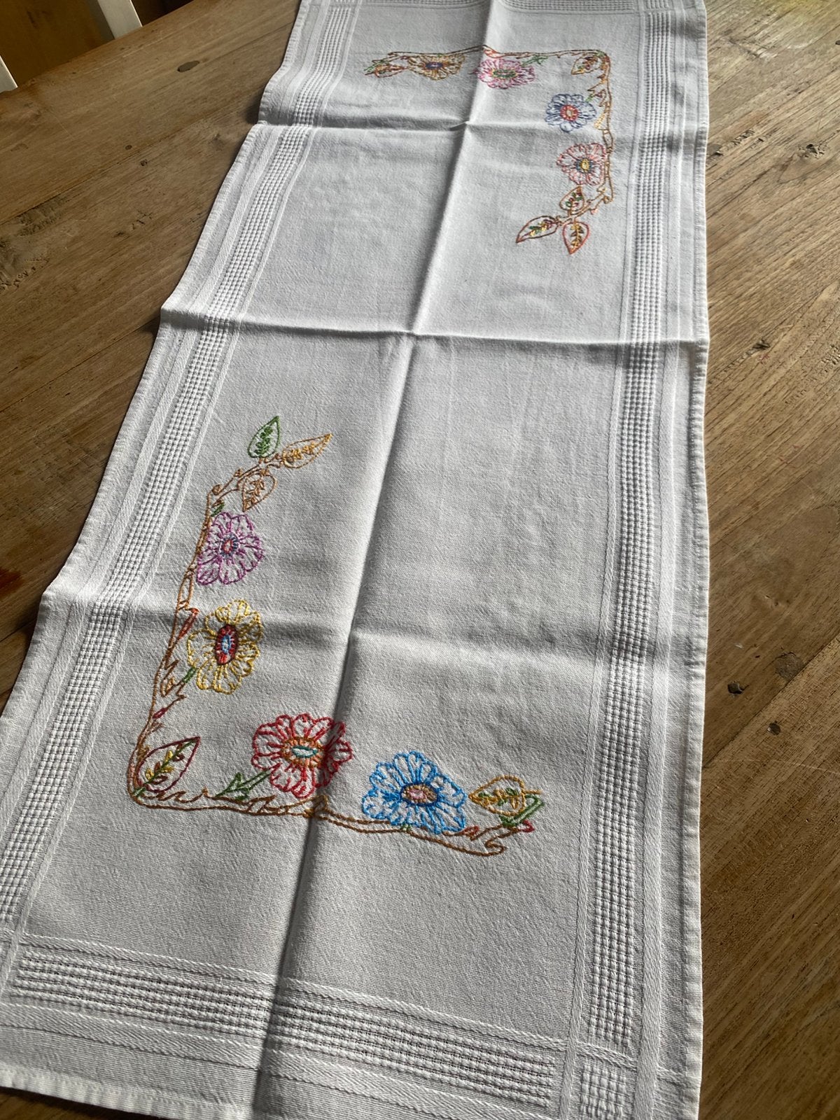 Handgeborduurde loper, Ophalen of Verzenden, Zo goed als nieuw, Wit, Tafelkleed of Tafelzeil