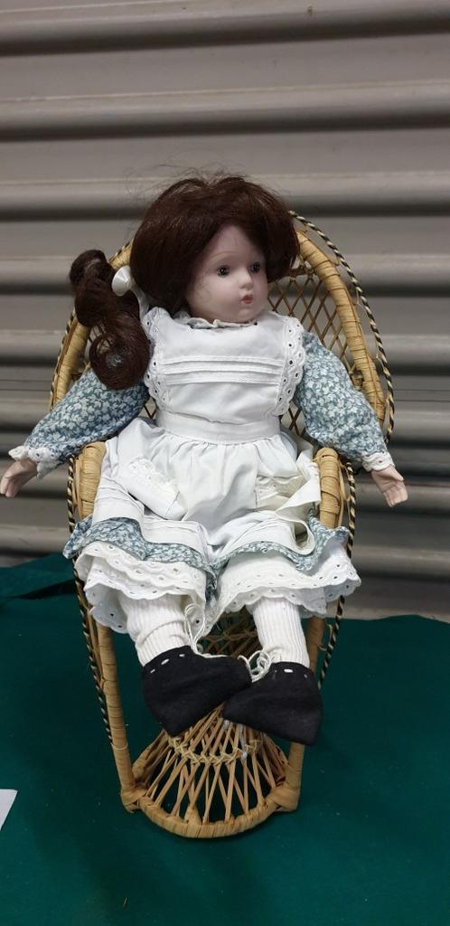 Pop van porselein in pauwentroon, Ophalen of Verzenden, 'T Olde Gre-j, Info@toldegrej.nl, Endepoelstraat 20f Didam