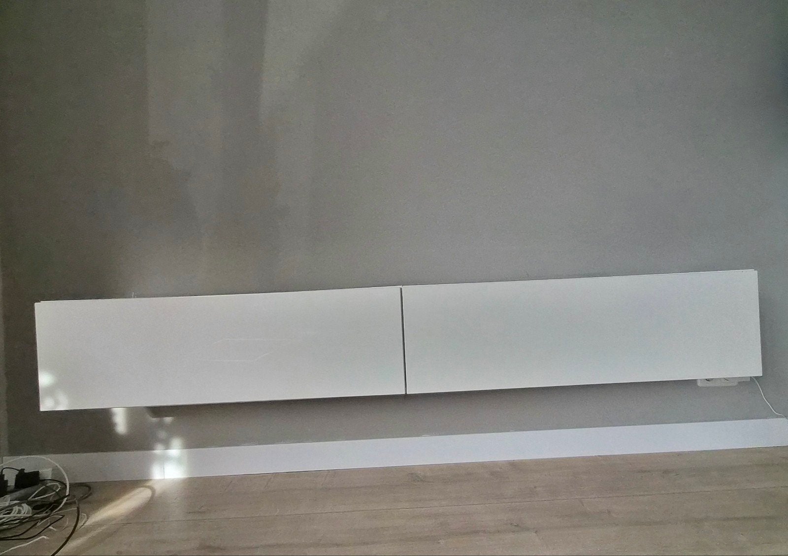 Witte zwevende tv-meubel met opbergruimte kleur wit.
