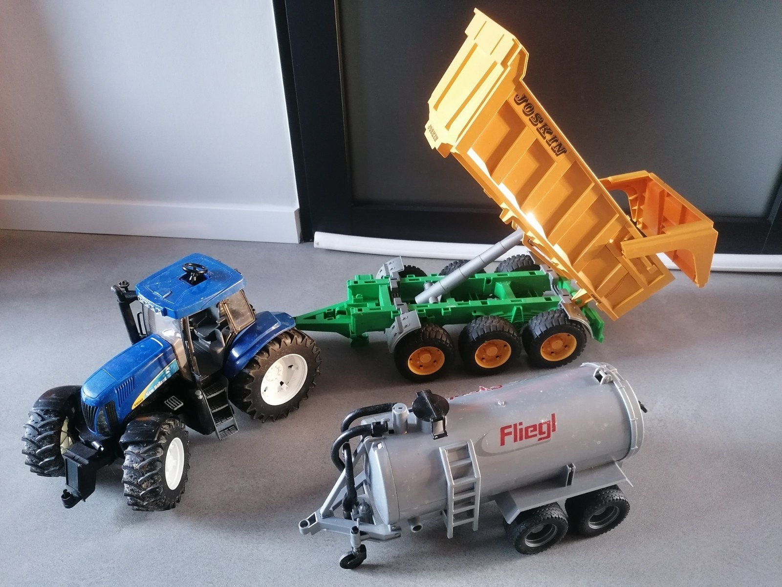 Bruder Joskin Kieper Fliegl New Holland Ford T8040 Brüder, Ophalen of Verzenden, Gebruikt, Tractor of Landbouw