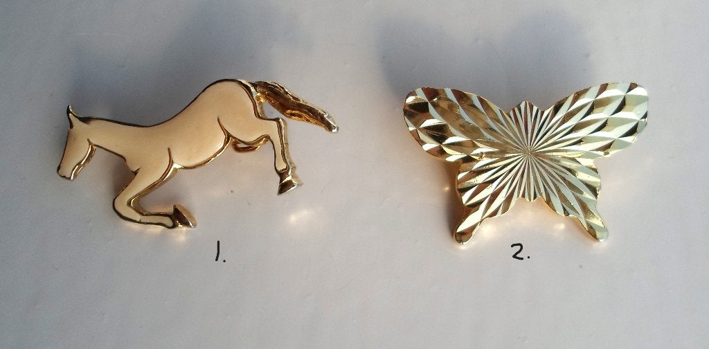 Goudkleurige broche. Vlinder en Paard. Gemerkt J.B., Ophalen of Verzenden, Zo goed als nieuw, Goud, Overige materialen