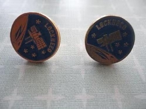 Twee manchetknopen, Ruimtevaartbedrijf Lockheed, Verzenden, Overige soorten, Amerika, Embleem of Badge