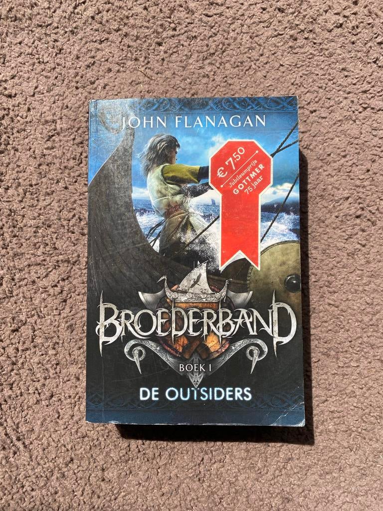 Broederband Boek 1: De Outsiders - John Flanagan, Boeken, Ophalen of Verzenden, Zo goed als nieuw, Fictie