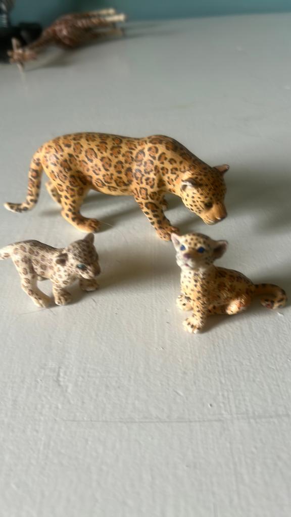 Schleich luipaard met welp - Dierenbeeldjes, Ophalen of Verzenden, Zo goed als nieuw