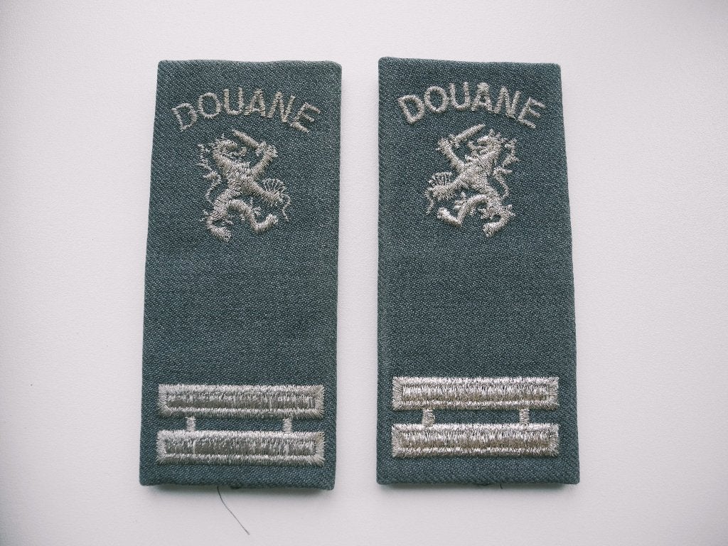 2 epauletten, rangemblemen, schuifpassanten Douane. Nieuw, Verzamelen, Ophalen of Verzenden, Overige soorten, Nederland, Overige typen