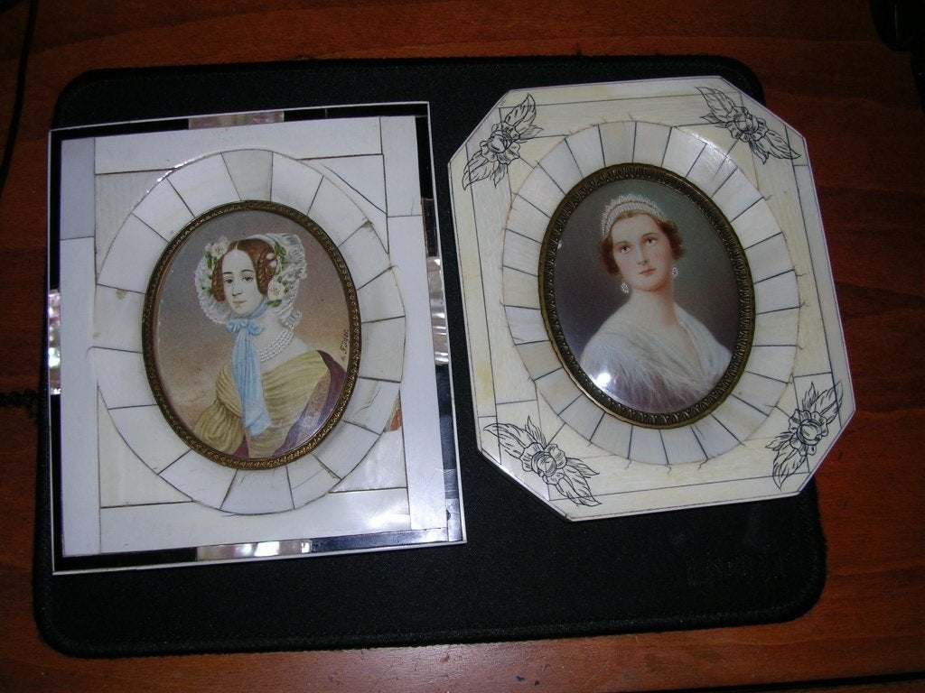 Twee Prachtige miniatuur portretten in een bewerkte lijst., Ophalen of Verzenden, Overige stijlen, Portret of Personen, Overige ondergronden