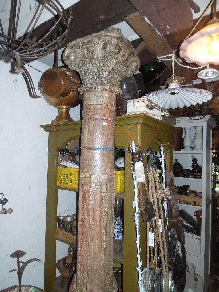 Decoratieve antieke zuil met Korinthisch kapiteel, Ophalen