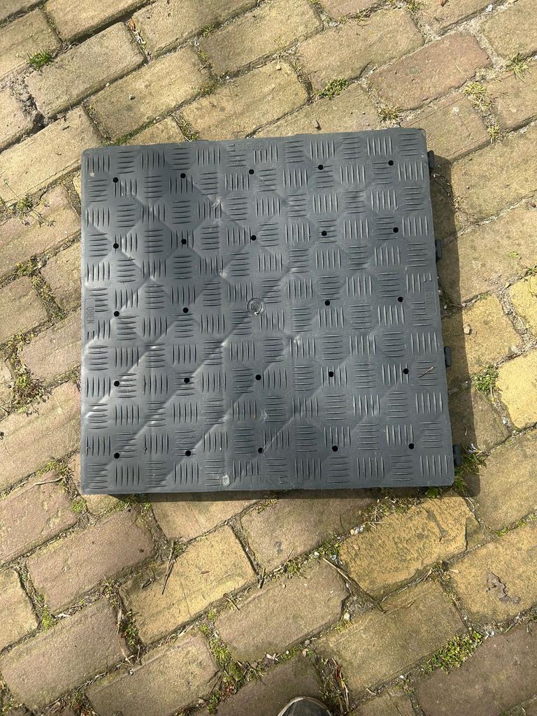 Voortent tegel kunststof 50x50x5  €7,50 per stuk, Ophalen, Zo goed als nieuw