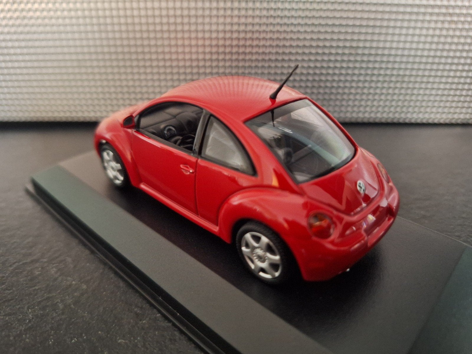 Volkswagen New Beetle 1988 Schaal 1:43, Hobby en Vrije tijd, Modelauto's | 1:43, Overige merken, Nieuw, Ophalen of Verzenden, Maxichamps