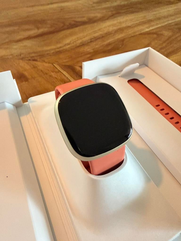 FitBit Versa 3 Soft Gold, Ophalen of Verzenden, Zo goed als nieuw
