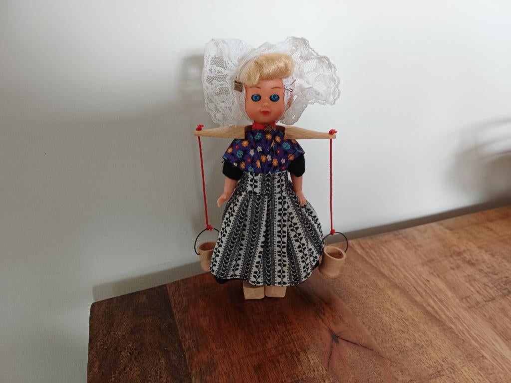 klederdracht poppetje melkmeisje, Ophalen of Verzenden, Gebruikt