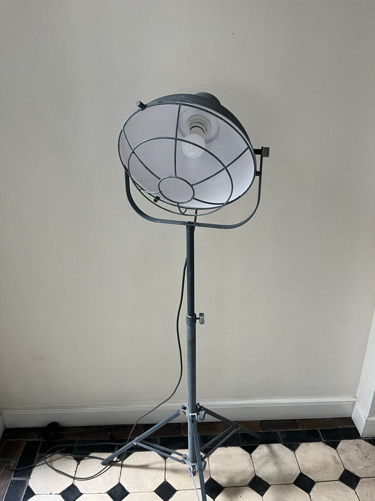 Vintage Industriële Vloerlamp - Studio Spot, Huis en Inrichting, Ophalen, Gebruikt, E27 (groot), Metaal