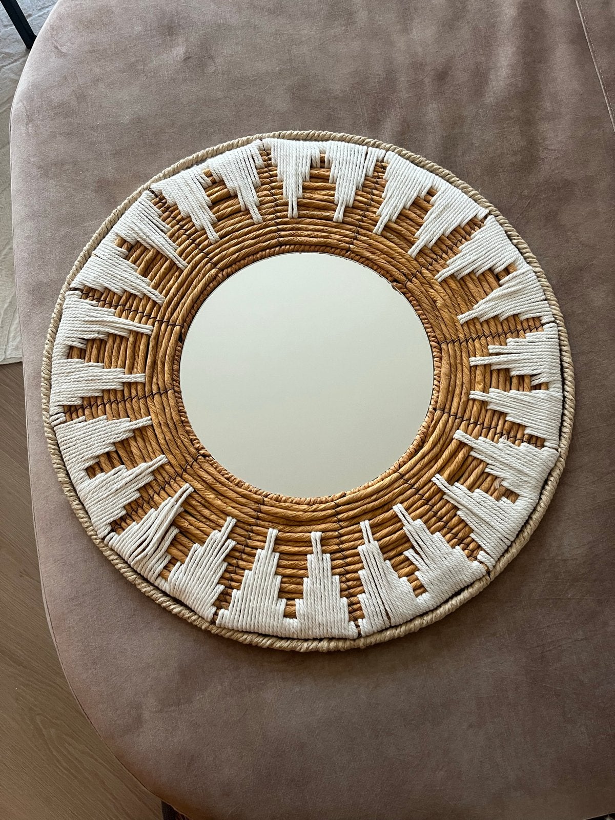 Decoratieve spiegel met rotan en touw, 56x56 cm, Huis en Inrichting, Woonaccessoires | Spiegels, Ophalen, Rond, Zo goed als nieuw