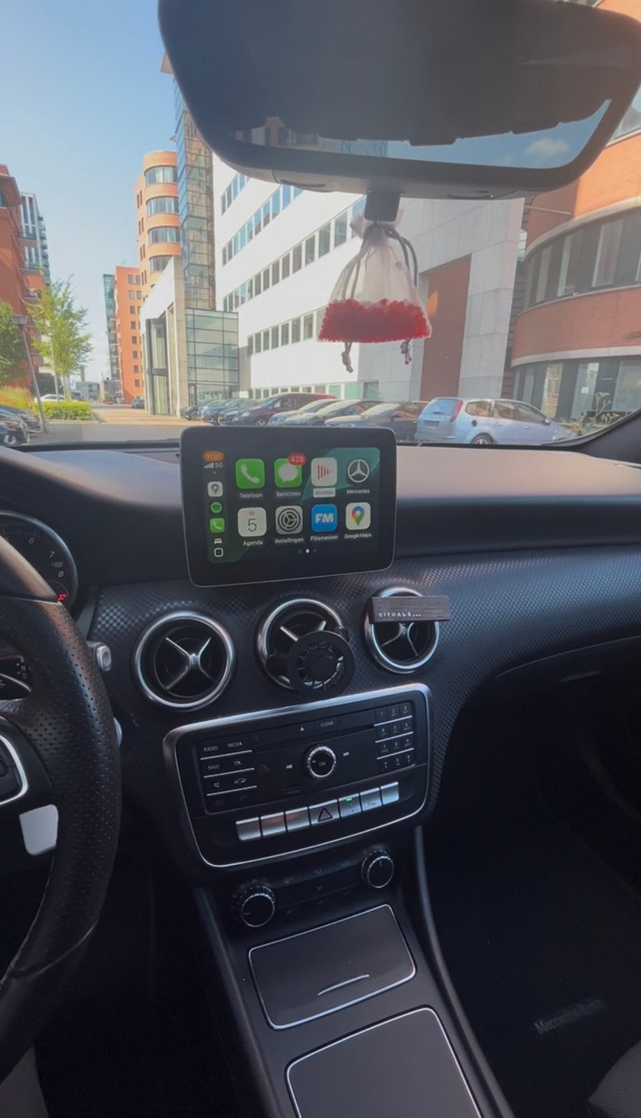 Mercedes-Benz scherm (orgineel) met Apple Carplay, Auto diversen, Autonavigatie, Ophalen, Zo goed als nieuw