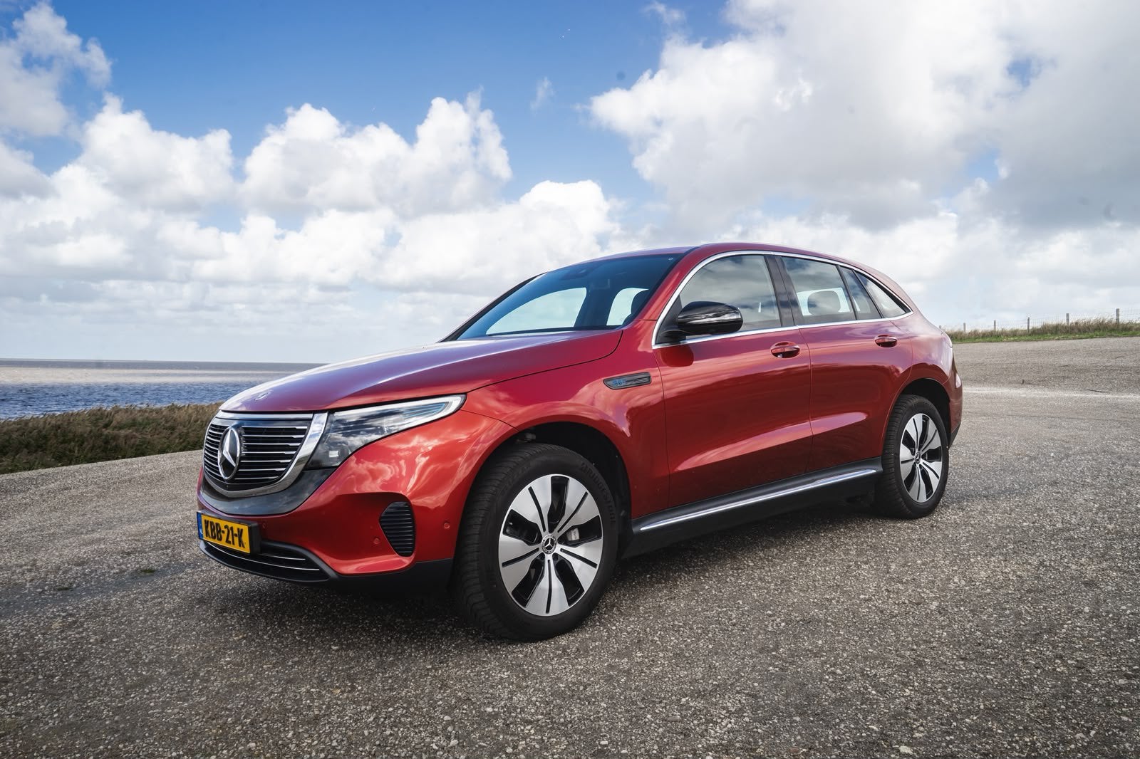 Mercedes-Benz EQC 400 4MATIC 408pk 2023 Rood, Auto's, Automaat, 1800 kg, Zwart, 2395 kg