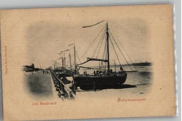 Schevningen Zee Boulevard + Bomschuiten op het strand 1900