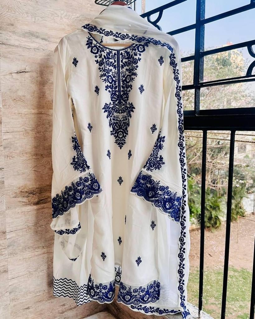 Nieuwe salwar met blauw borduurwerk, Kleding | Dames, Ophalen of Verzenden