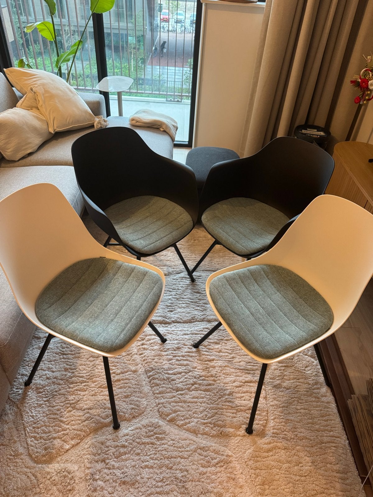 4 eetkamerstoelen Nolon - perfecte staat, Ophalen, Gebruikt, Stof, Zwart