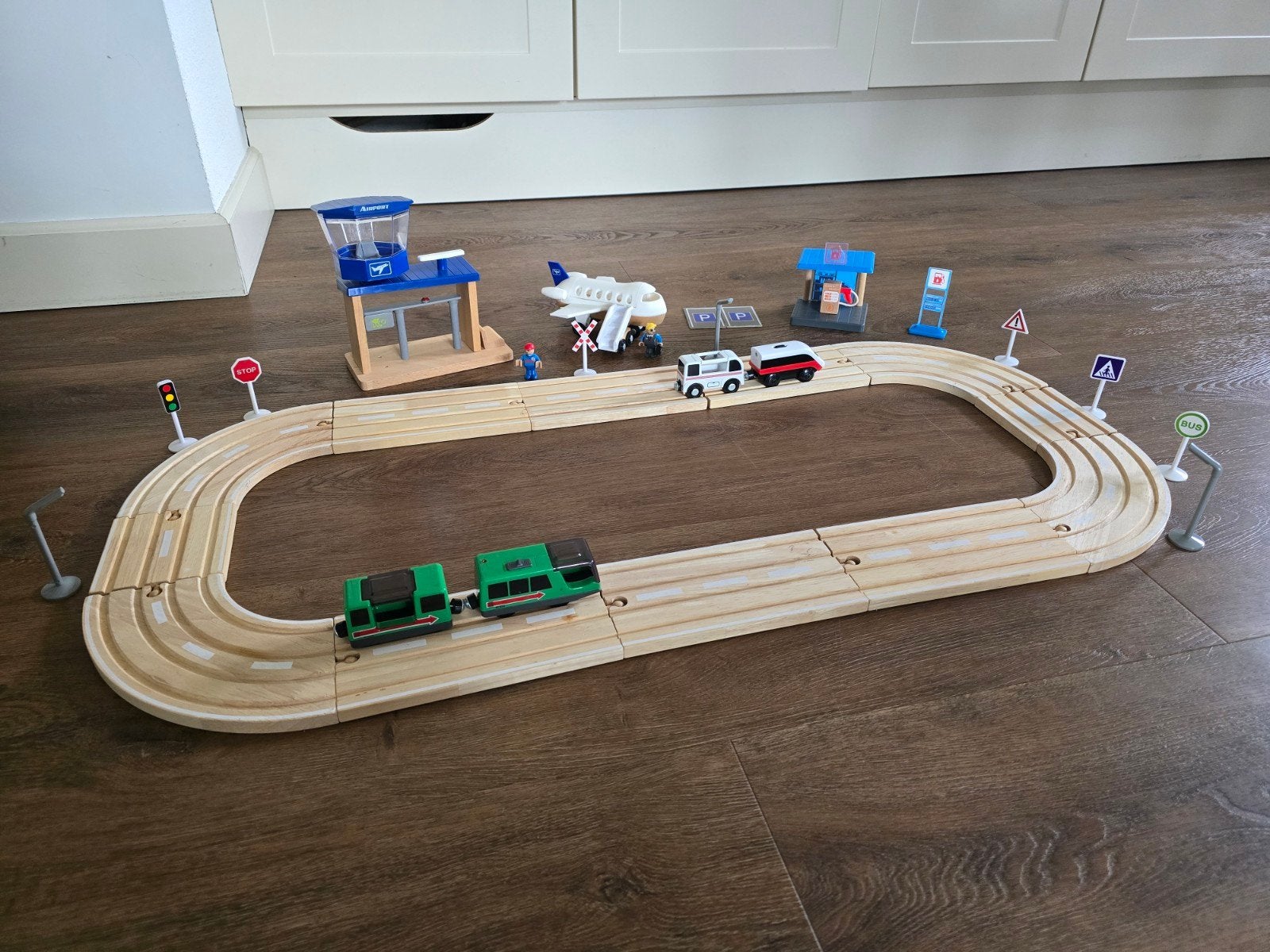 Complete houten treinbaan & wegdelenset met vliegveld en acc, Ophalen, Zo goed als nieuw, Overige typen