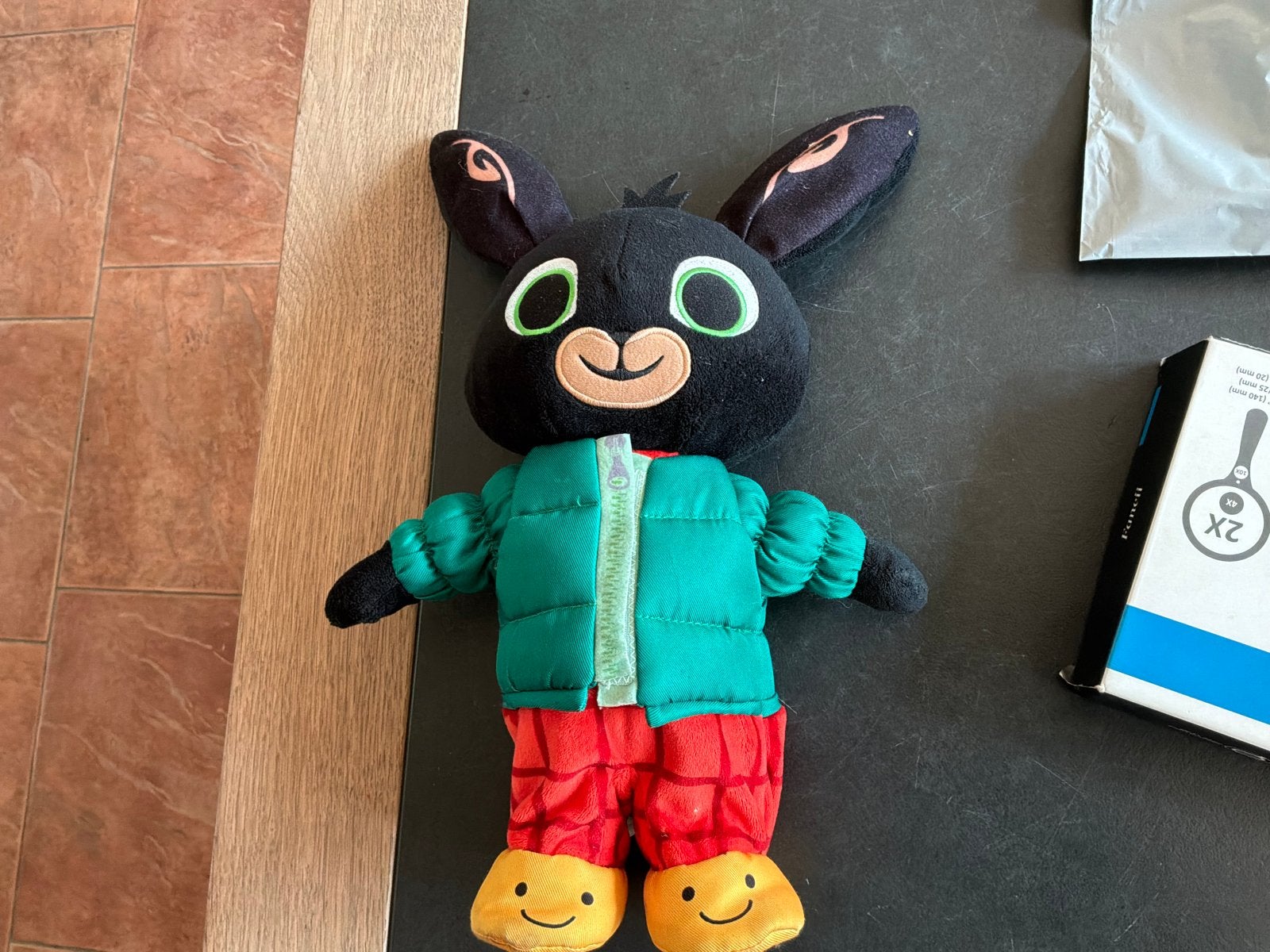 Bing Konijn Knuffel - Zwart met Groene Jas en Rode Broek, Gebruikt, Overige merken, Overige karakters, Konijn