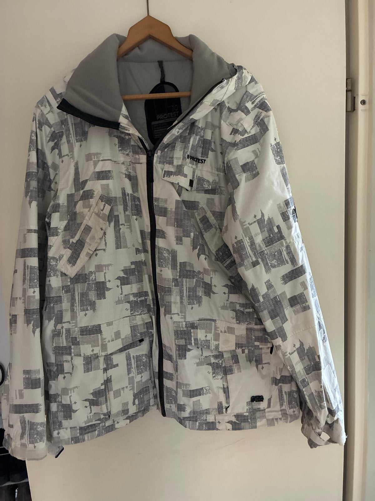 Protest ski/snowboard jas - wit/grijs camouflage, Kleding | Dames, Ophalen of Verzenden, Gedragen, Maat 46/48 (XL) of groter, Jack