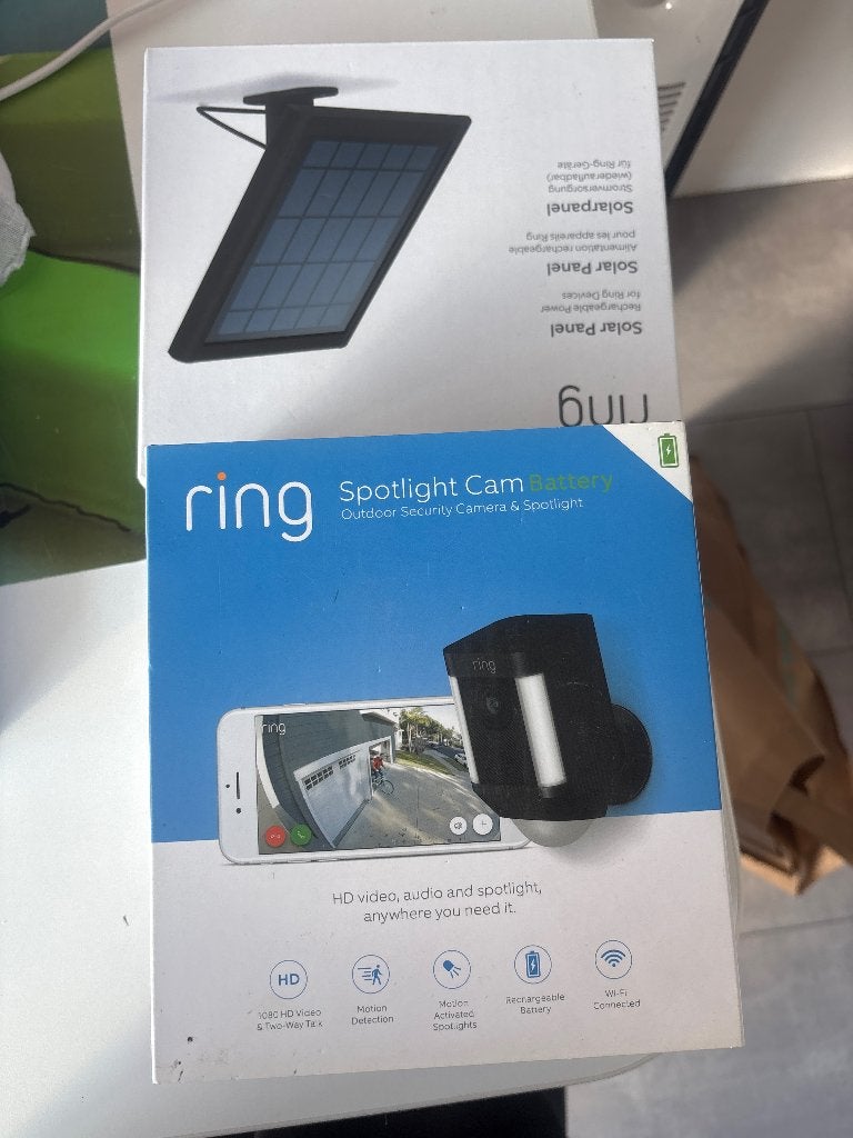 Ring Spotlight Cam Battery met Solar Panel, Ophalen of Verzenden, Zo goed als nieuw, Buitencamera