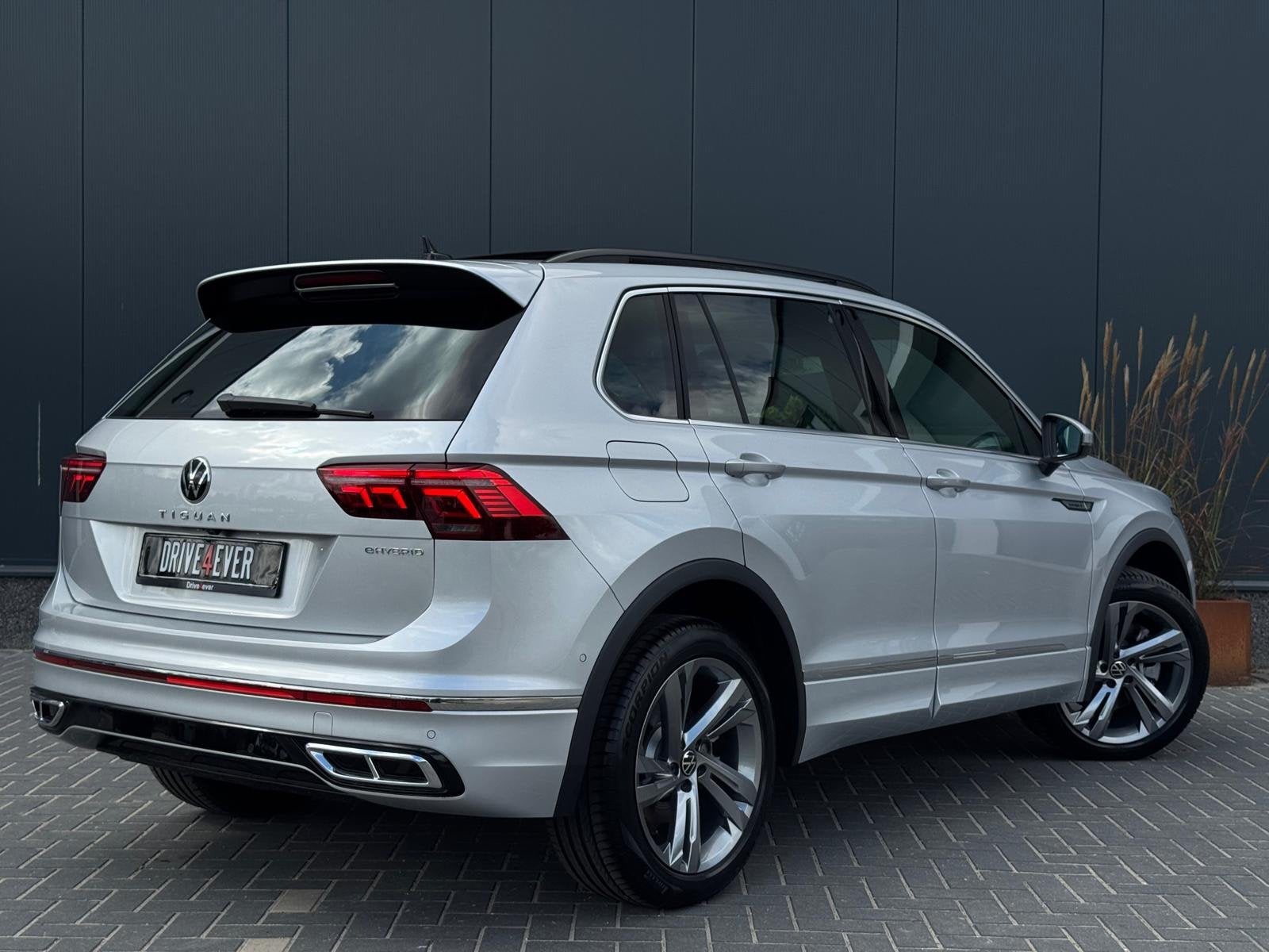 Volkswagen Tiguan 1.4 TSI eHybrid R-Line PANO|LEDER|CAMERA|A, Auto's, Gebruikt, 4 cilinders, Met garantie (alle), Leder en Stof