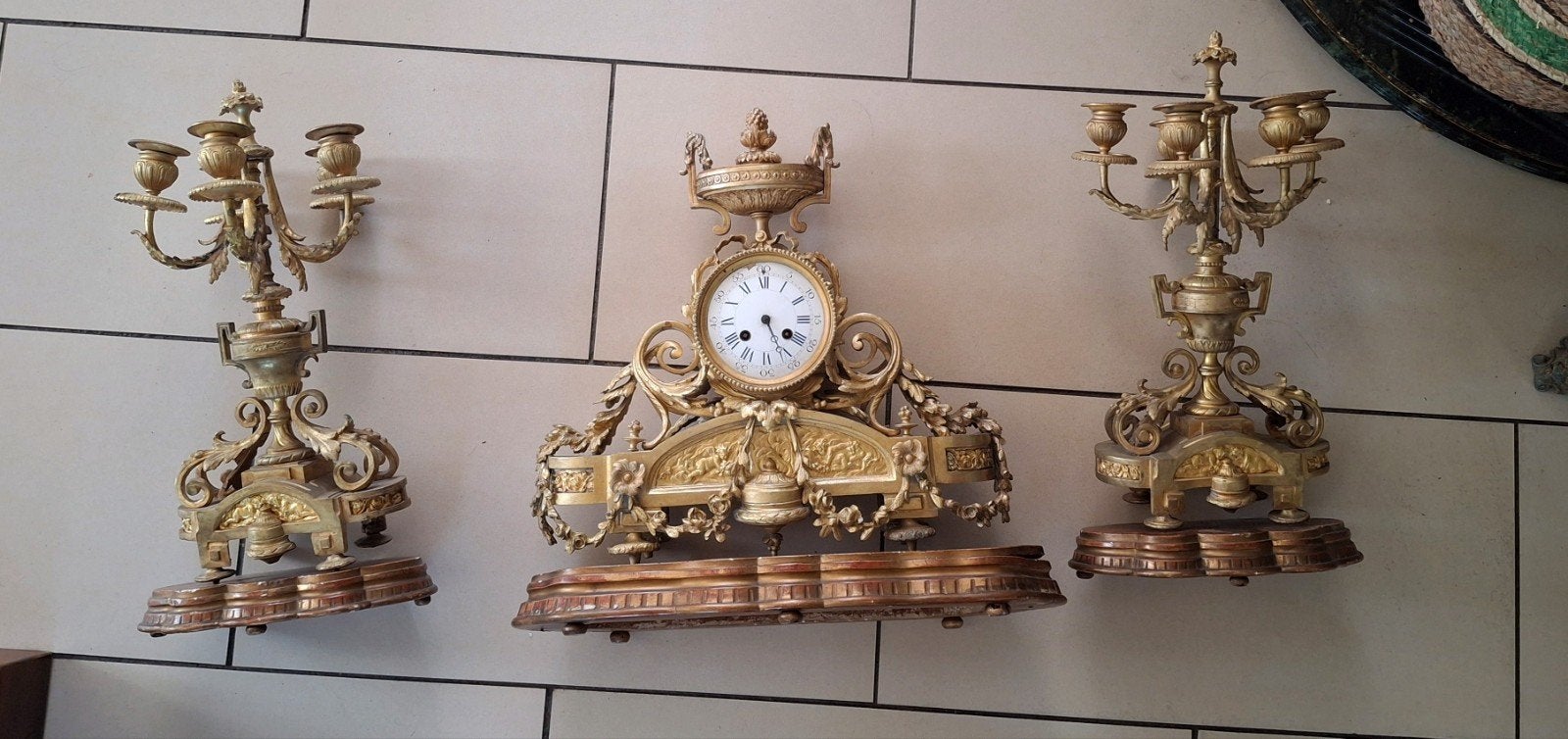 Antieke  bronzen wandklok met kandelaars, Antiek en Kunst, Ophalen