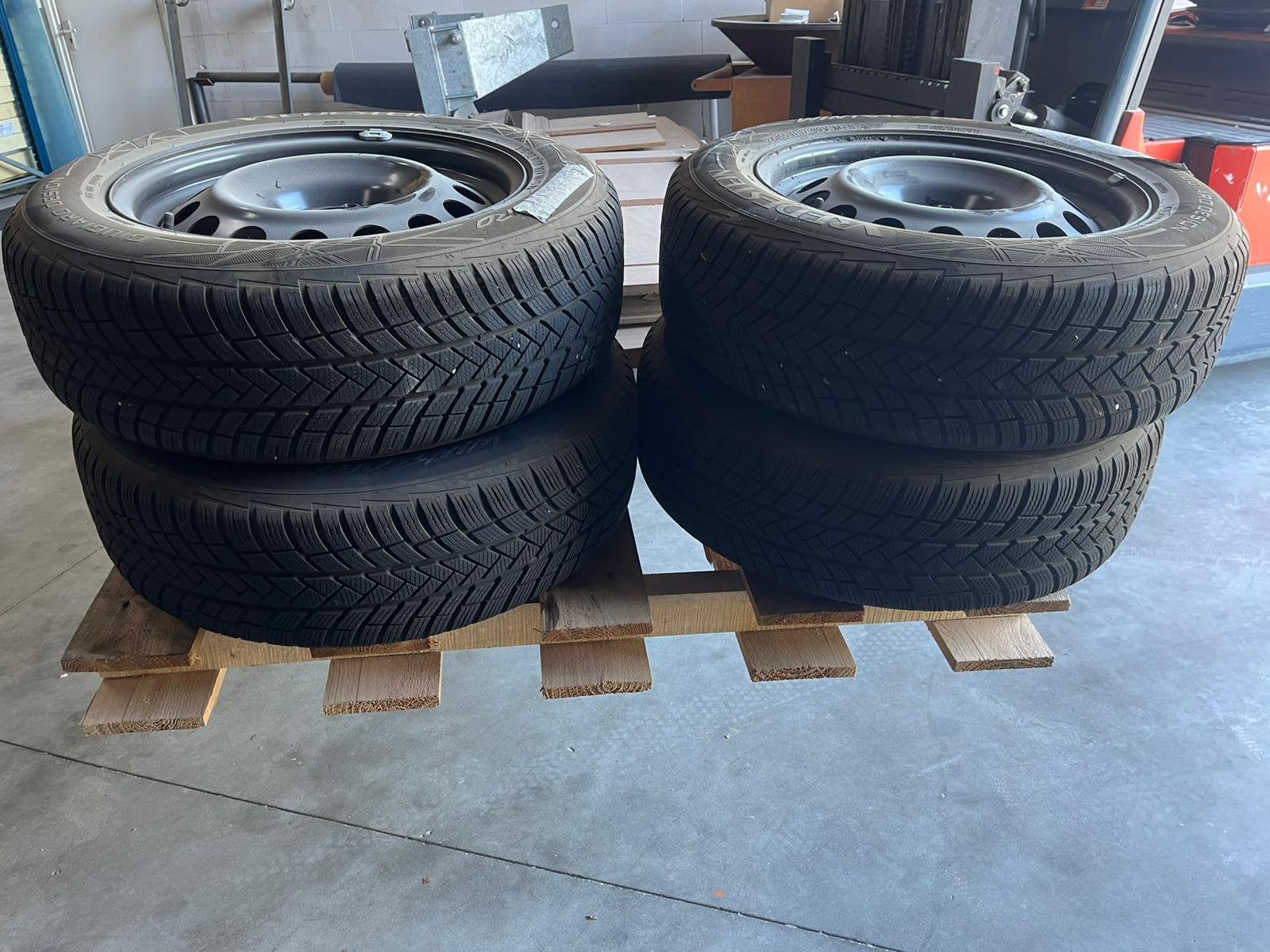 Vredestein winterbanden op stalen velgen (215/65 R17), Ophalen, Banden en Velgen, 17 inch, Winterbanden