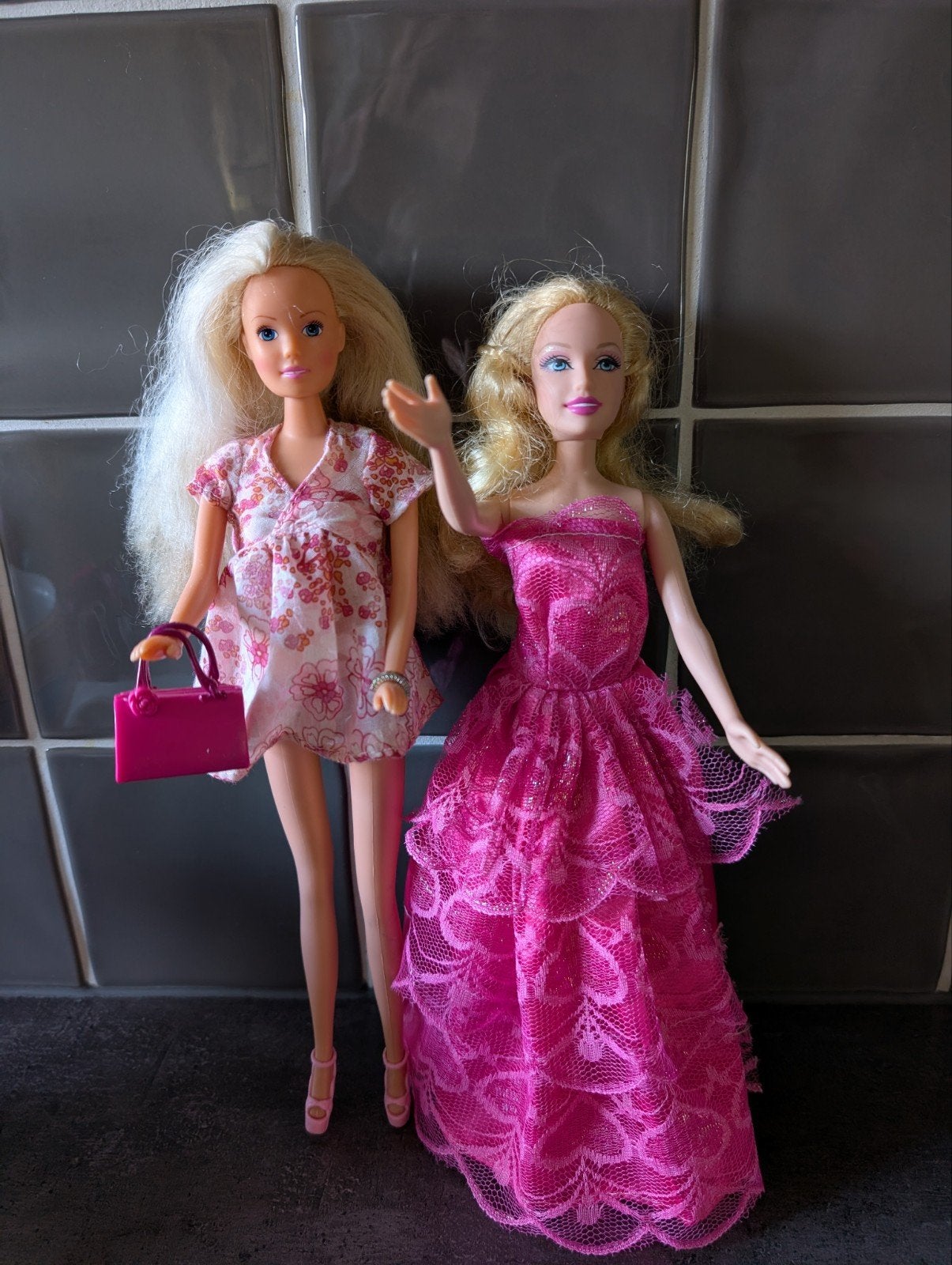 Twee Barbies: zwangere Barbie met baby & Barbie in jurk, Kinderen en Baby's, Speelgoed | Poppen, Ophalen