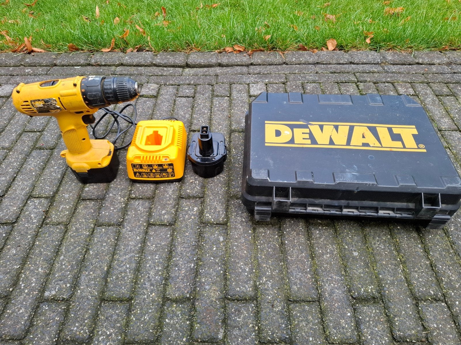 DeWalt Boor- en Schroefmachine met lader en koffer, Ophalen, Gebruikt, Variabele snelheid, Boor- en Schroefmachine