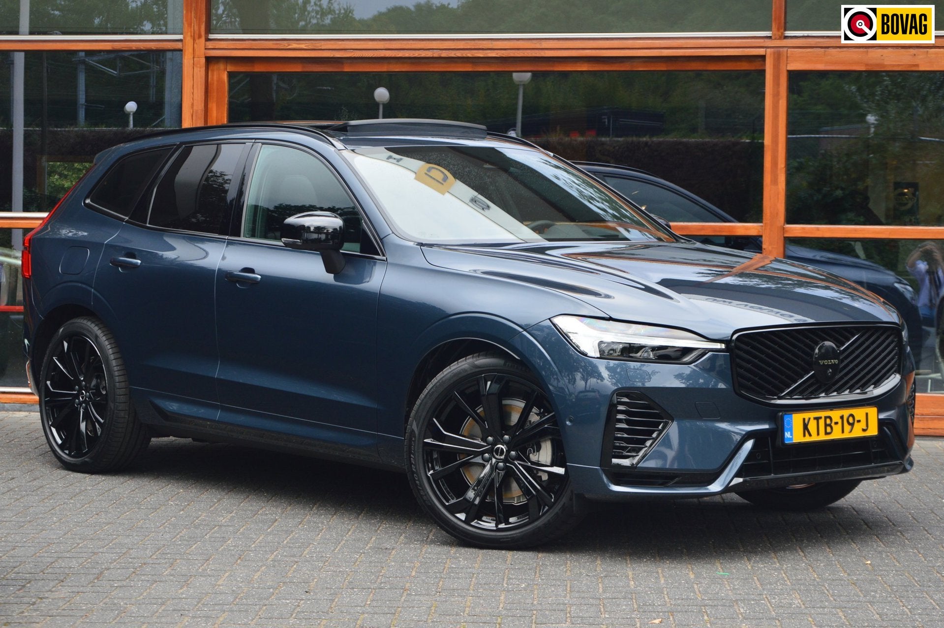 Volvo XC60 T8 Hybrid AWD Ultra Black Edition | Luchtvering |, Auto's, Automaat, 4 cilinders, 1969 cc, Blauw