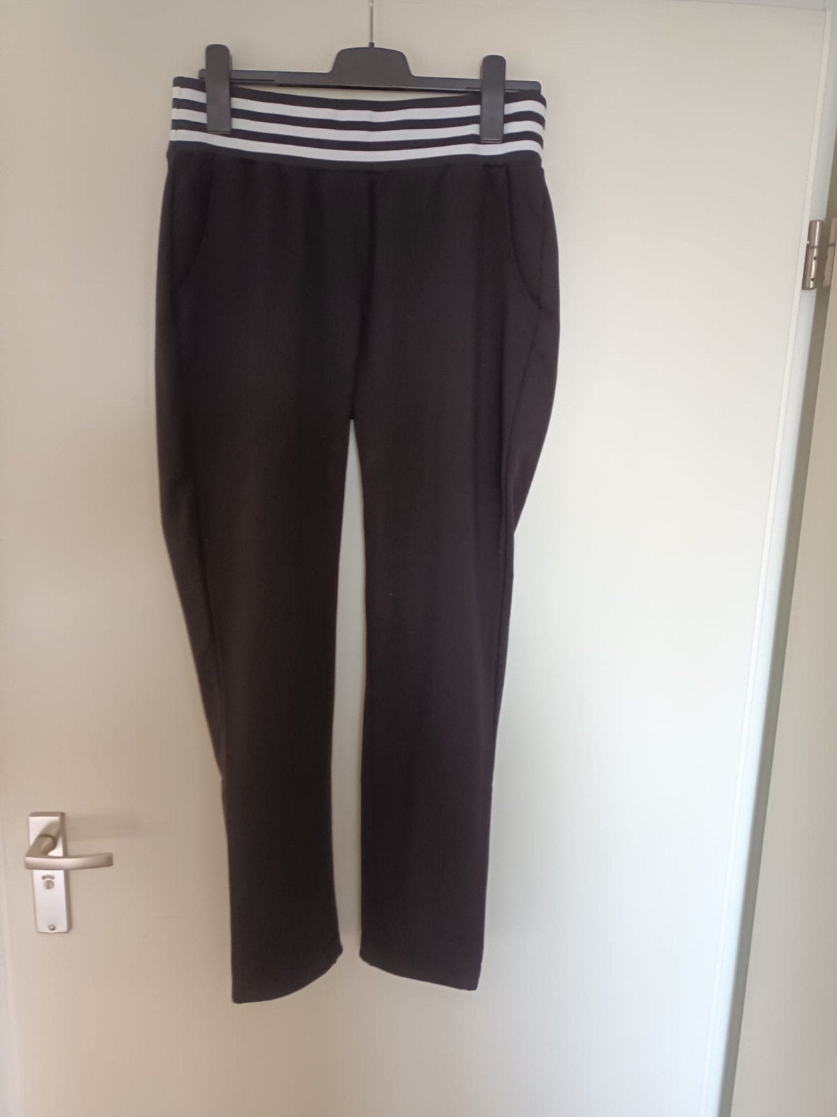 Nieuw! MAICAZZ Zwarte Broek met Streepdetail - Maat 42-44, MAICAZZ, Zwart, Maat 42/44 (L), Nieuw