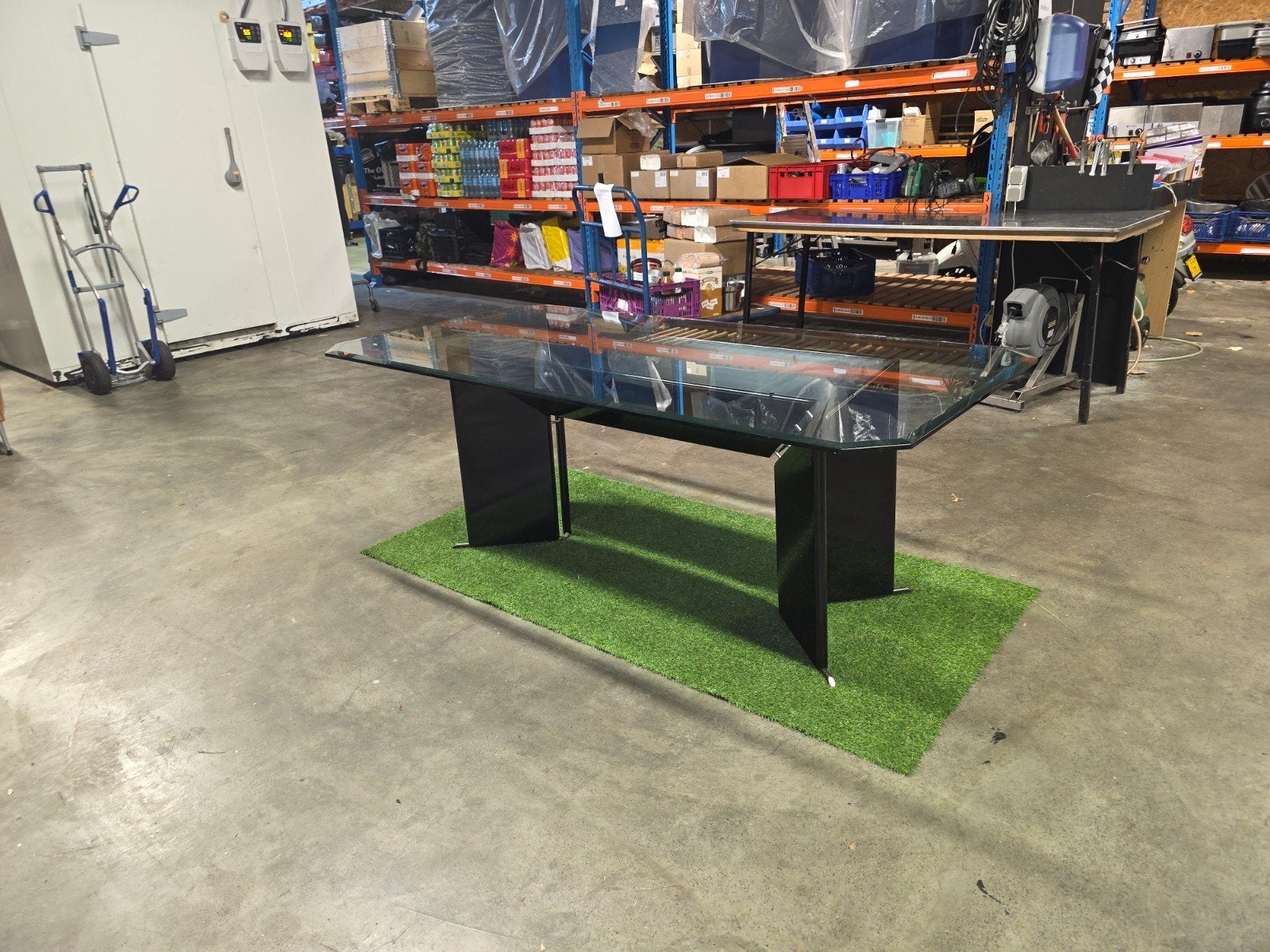 Glazen eettafel met unieke zwarte poten, Huis en Inrichting, Tafels | Eettafels, Ophalen, Gebruikt, 50 tot 100 cm, Modern design met unieke poten