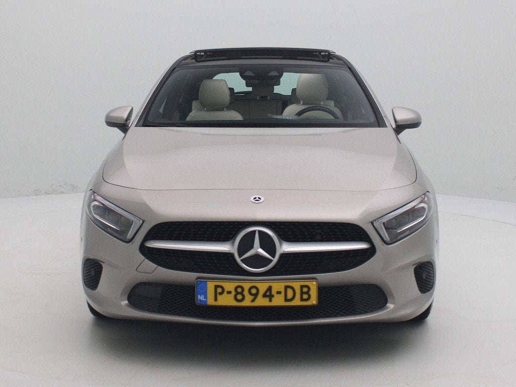 Mercedes-Benz A-klasse 250e Aut. Premium Plus | Panoramadak, Auto's, Mercedes-Benz, 12 maanden, Gebruikt, 4 cilinders, Leder en Stof