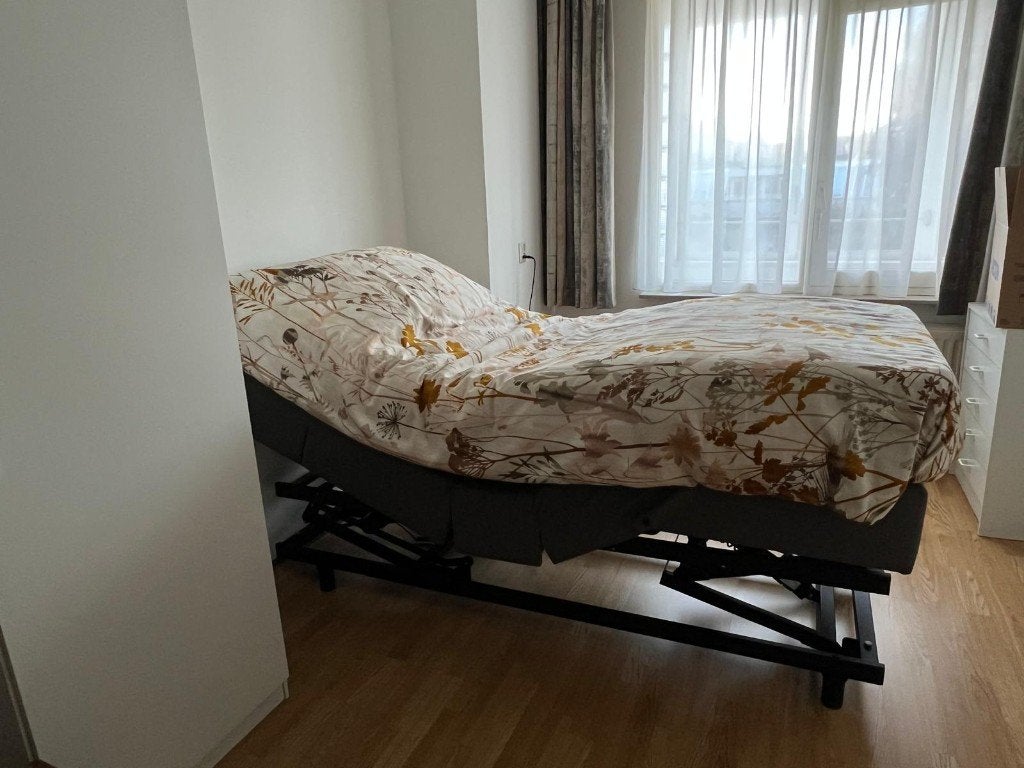 Hoog-laag bed elektronisch verstelbaar met afstandsbediening, Ophalen, Verstelbaar, 90 cm, Zo goed als nieuw