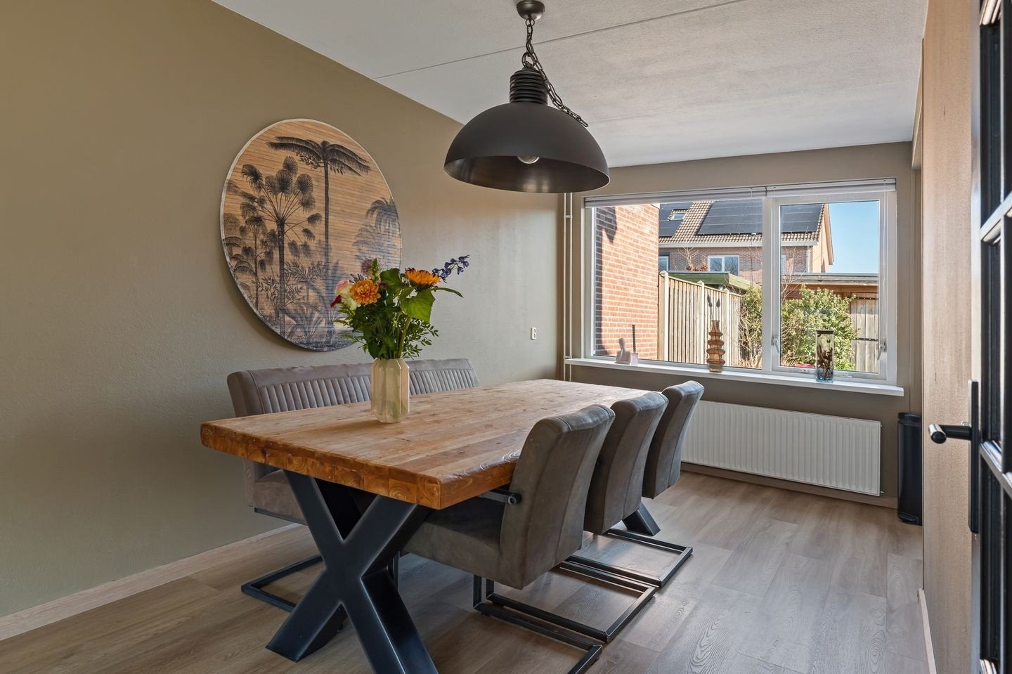 Robuuste eettafel + bank + 3 stoelen, Huis en Inrichting, Tafels | Eettafels, Overige houtsoorten, 200 cm of meer, Industrieel, Modern
