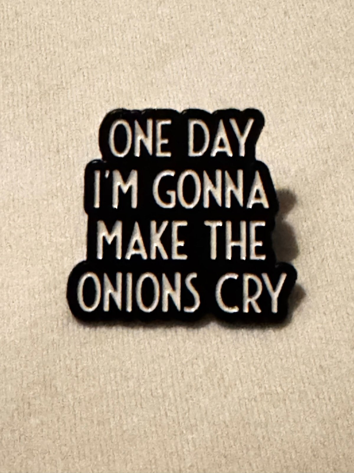 Grappige broche 'ONE DAY I'M GONNA MAKE THE ONIONS CRY', Overige materialen, Zwart, Minder dan 4 cm, Nieuw